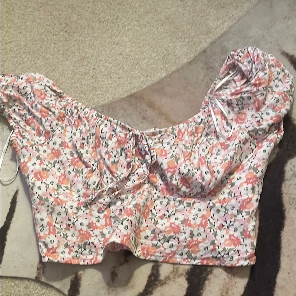 Hollister White and Pink Puff Sleeve Cropped Blouse